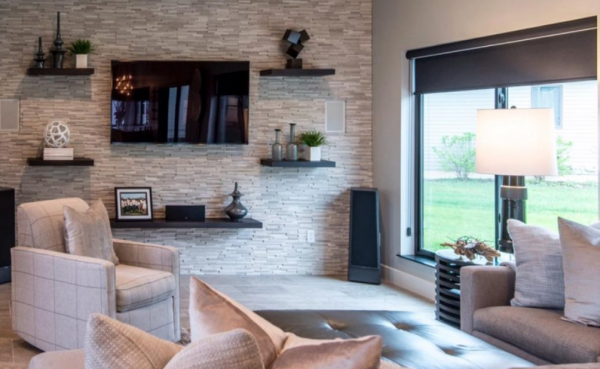 Dinding Batu Alam sebagai Fokus Ruangan